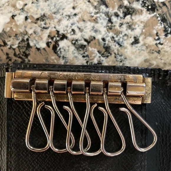 Louis Vuitton VINTAGE Epi 6 Key Holder in a beautiful noir color. - Picture 10 of 12